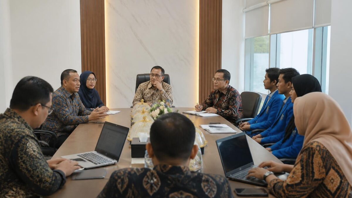 Mahasiswa dan tenaga kependidikan mengikuti sesi asesmen lapangan akreditasi di lingkungan kampus Unsulbar